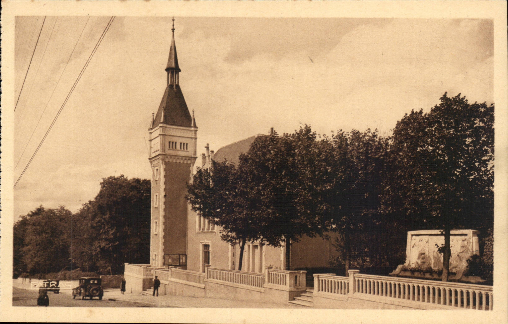 Neris les Bains - Hotel de Ville et Monument aux Morts - CPA 