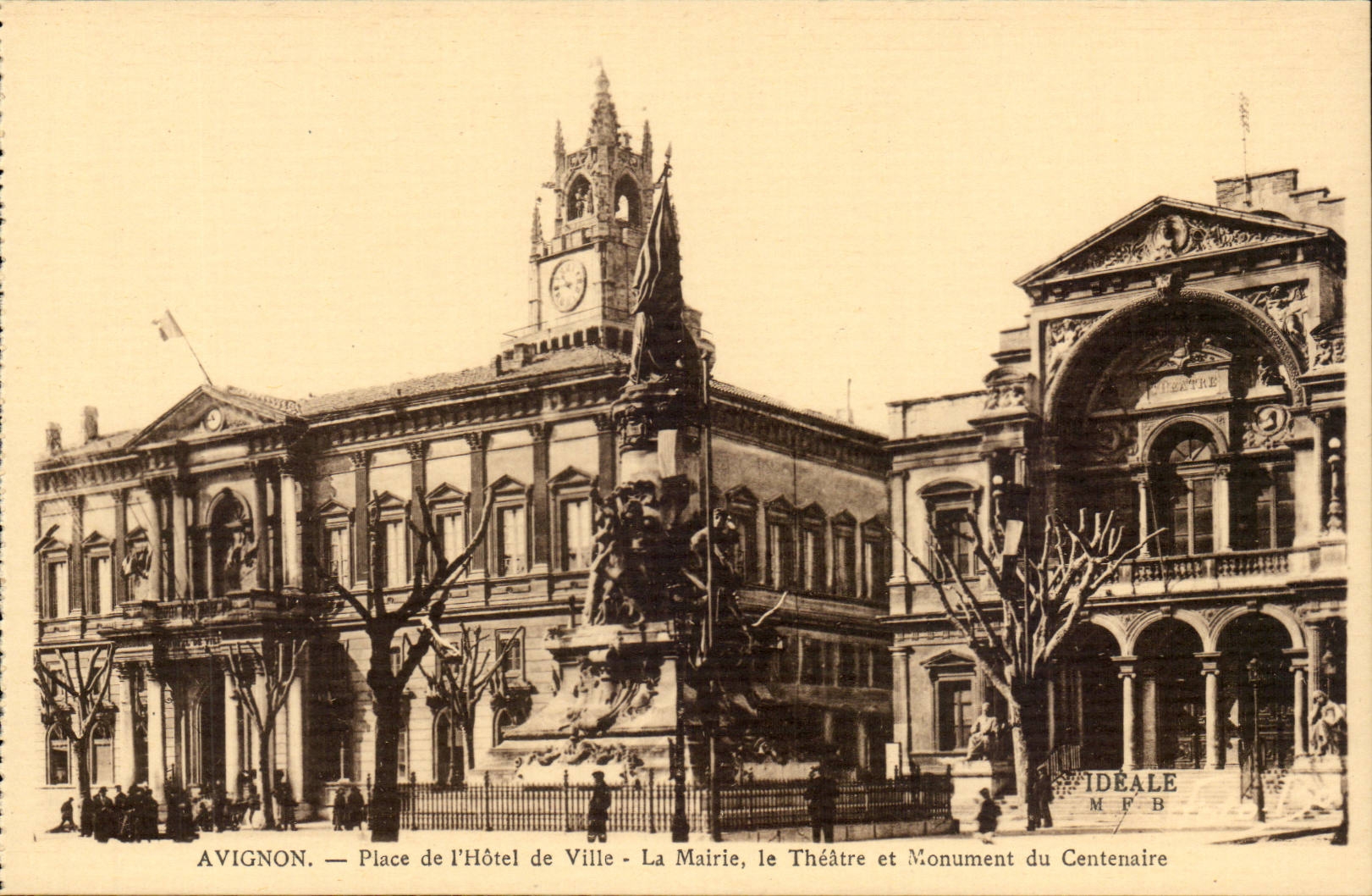 Avignon — Place de l'Hôtel de Ville — La Mairie, le Théâtre et Monument du Centenaire