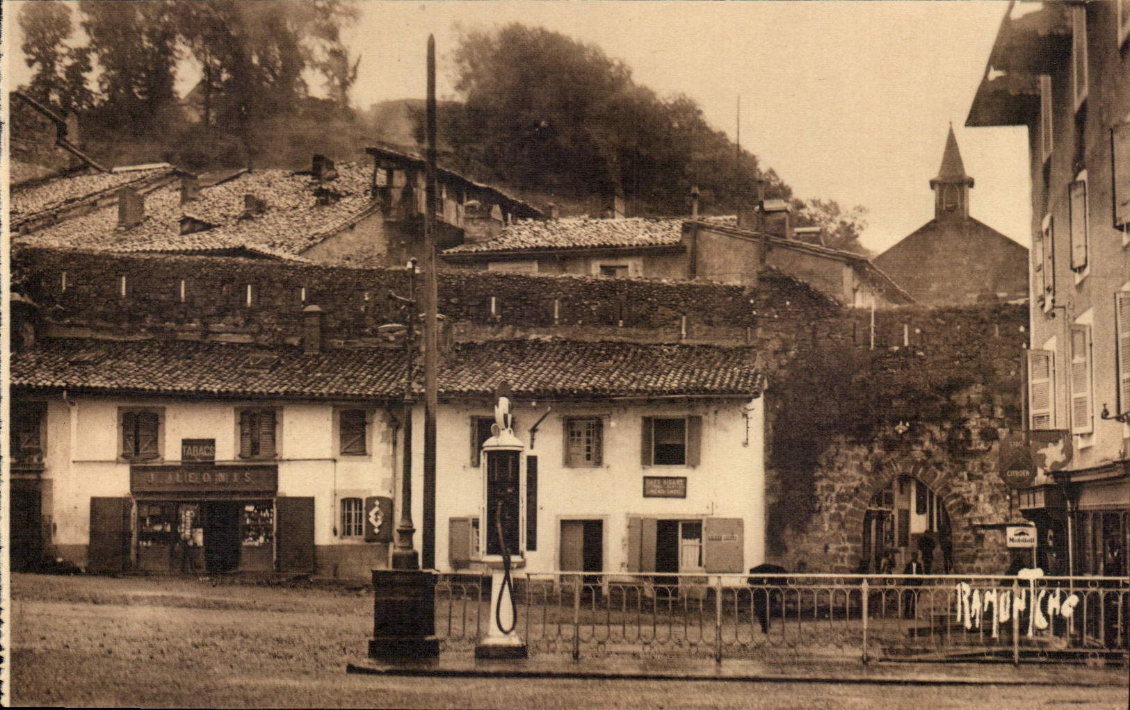 Vieilles maisons et remparts de St-JEAN-PIED-de-PORT — Éditions artistiques Raymond Bergevin, La Rochele — n° 18118-6764