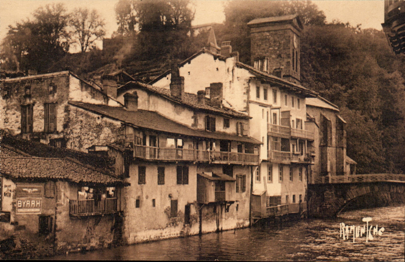 Alte Häuser an der Nive in ST-JEAN-PIED-de-PORT — Künstlereditionen Raymond Bergevin, La Rochelle — n° 18117-18149