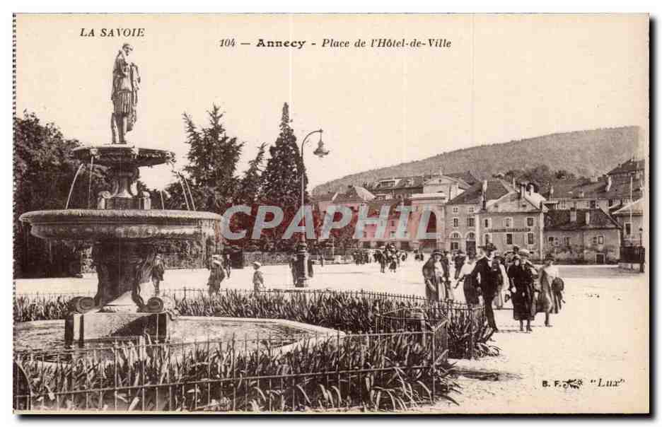 Annecy - Place de l'Hôtel-de-Ville — statue sur fontaine, promenade — B. F. 'Luz'