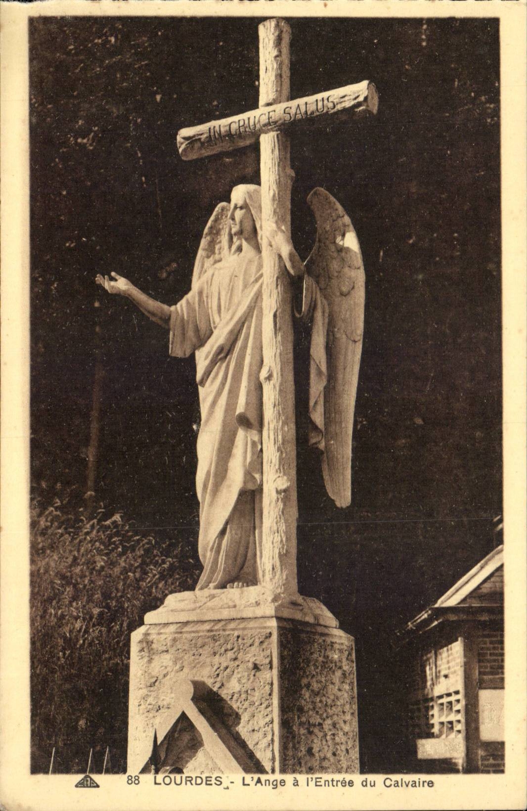 Lourdes - L'Ange a L'Entree - du Calvaire - CPA 