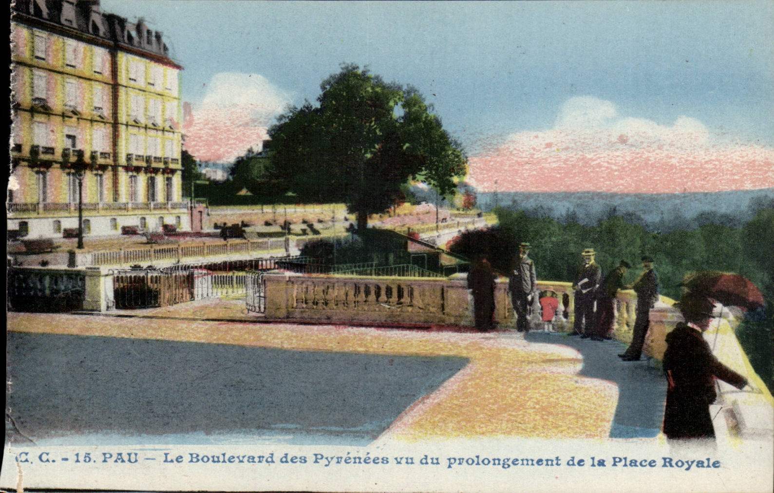 Pau - Le Boulevard des Pyreneen vu du prologement de la Place Royale - CPA 