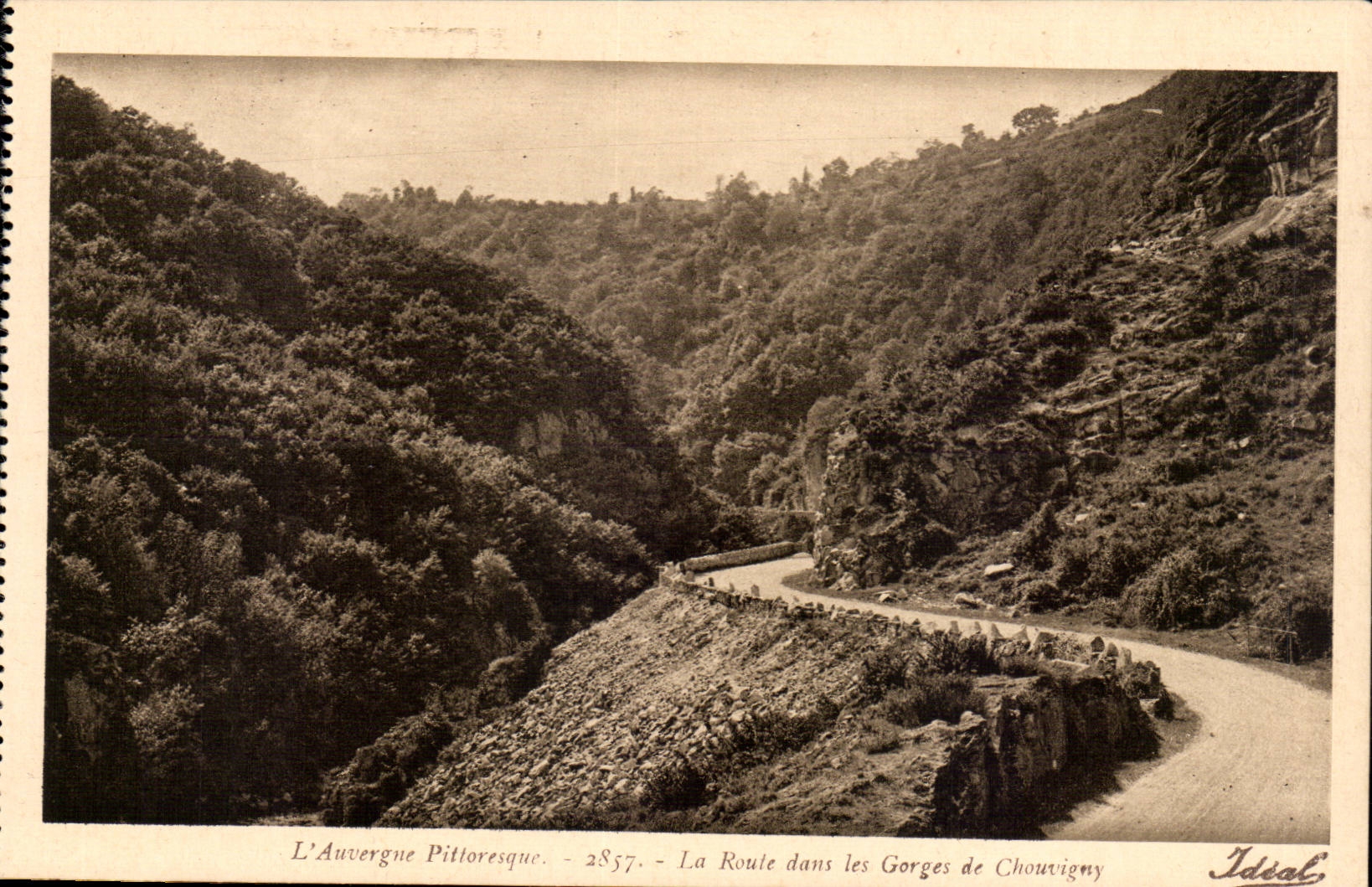 L'Auvergne Pittoresque - 2857 - La Route dans les Gorges de Chouvigny — Ideal