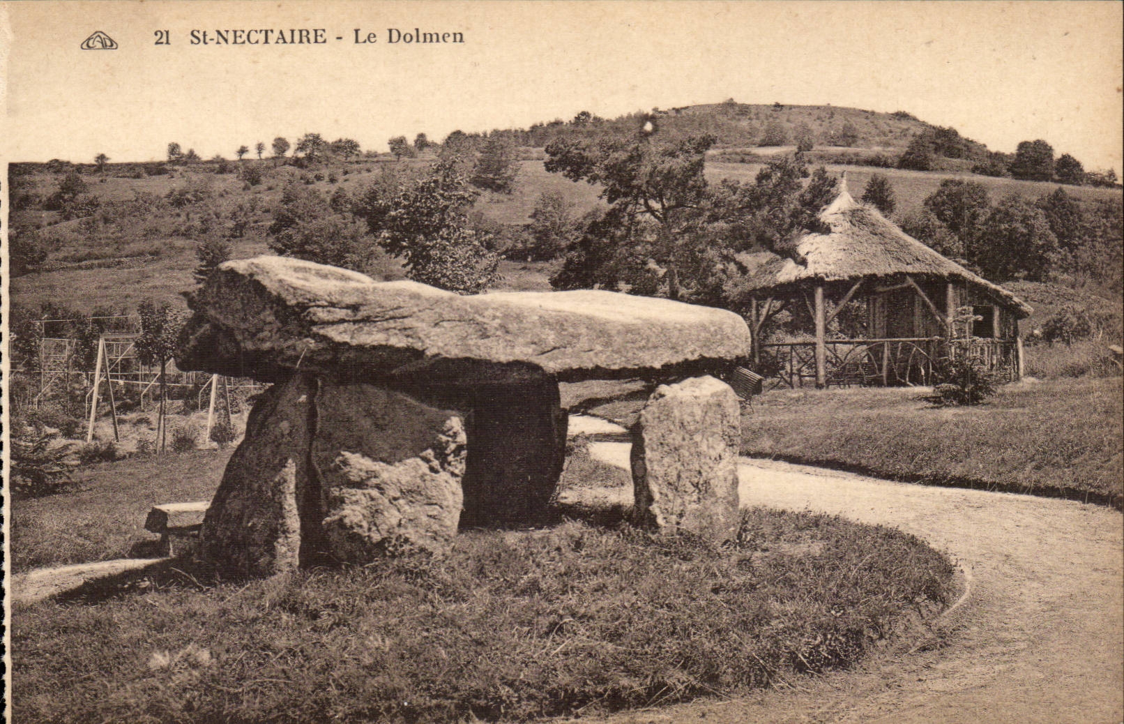 St-Nectaire - Le Dolmen — éditeur CPAPHIL, n° 21