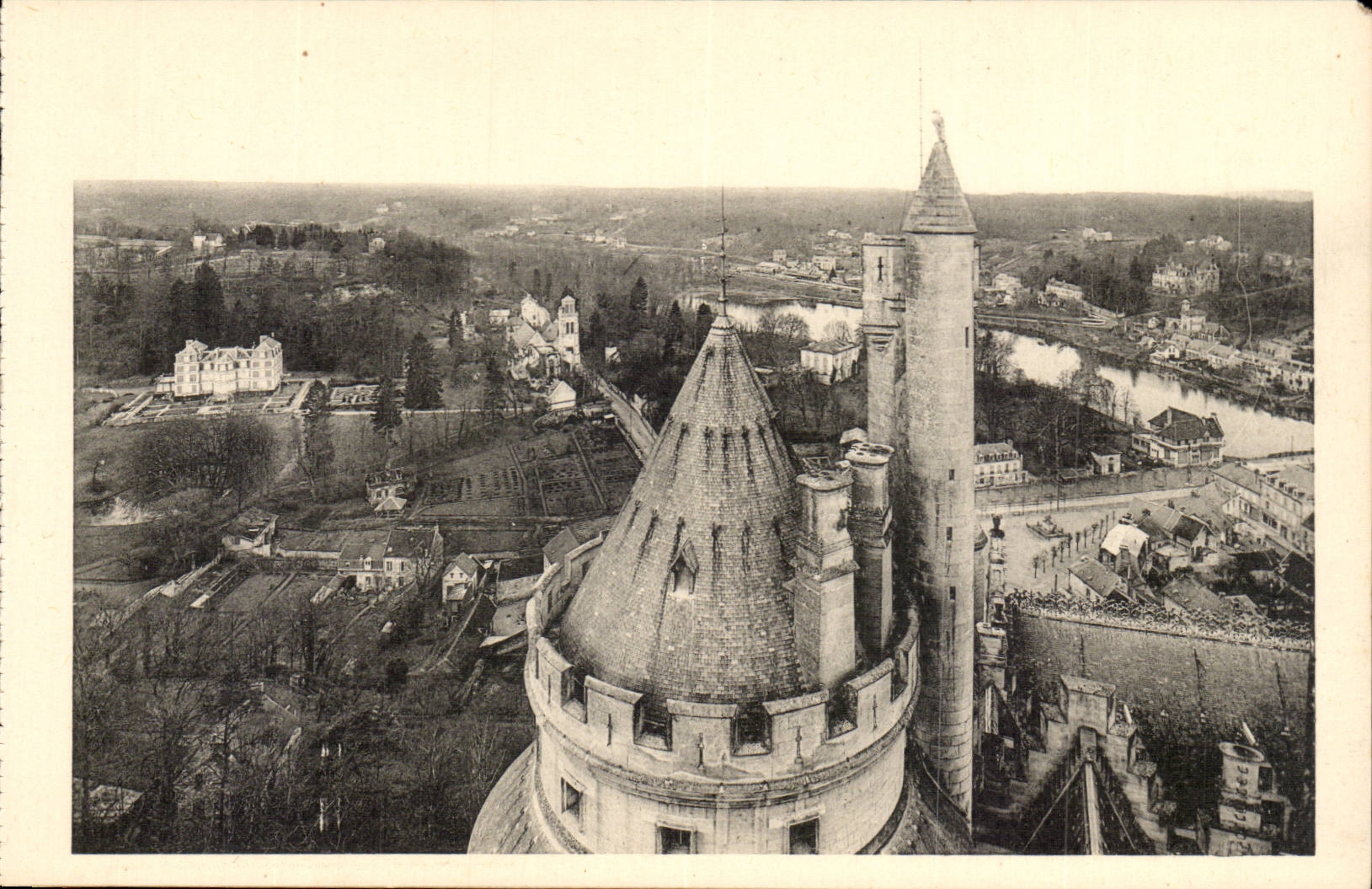 CPA Chateau de Pierrefonds Vue prise du donjon
