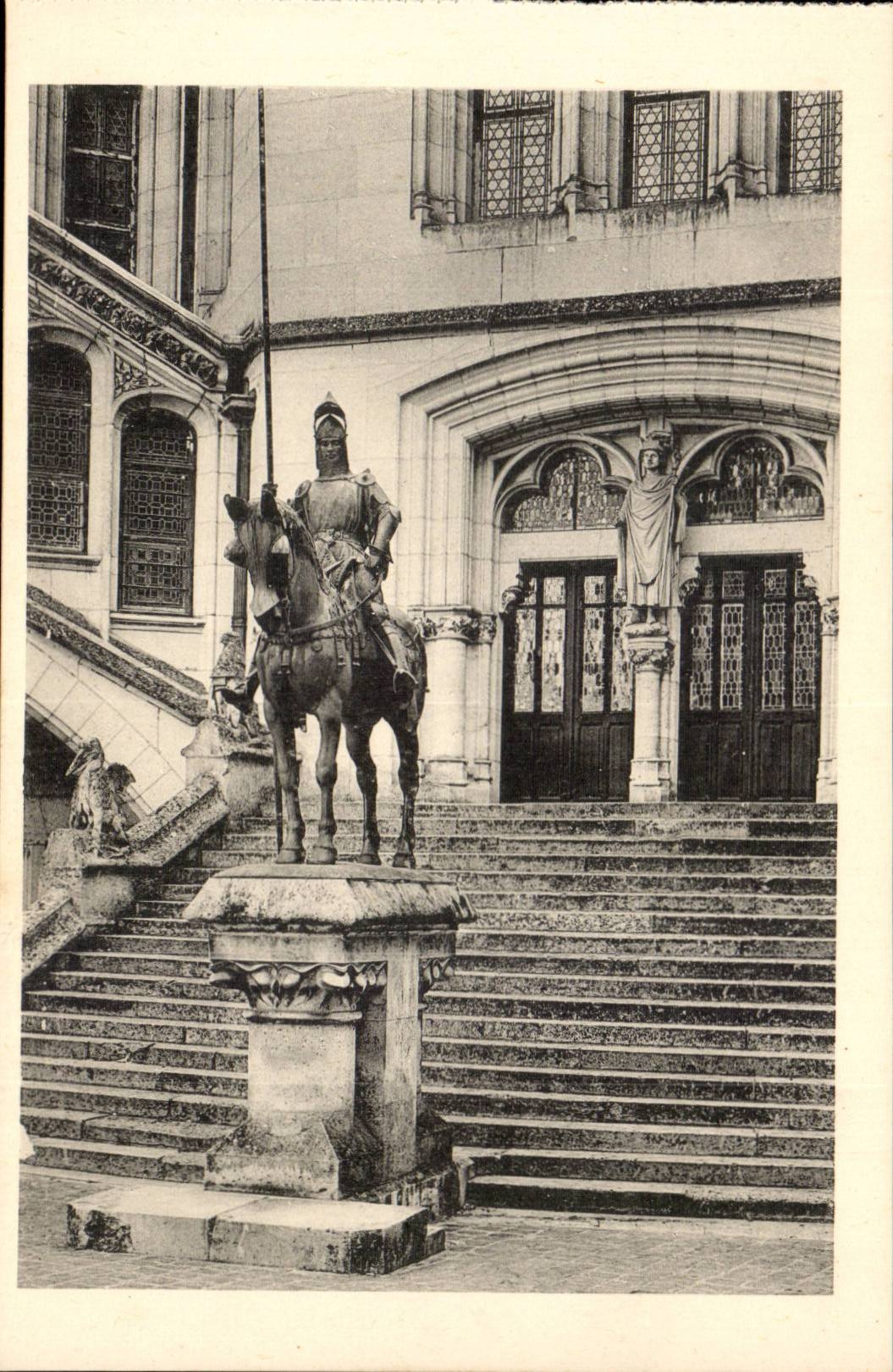 Château de Pierrefonds — Louis d'Orléans par Frémiet — Édition des Monuments Historiques