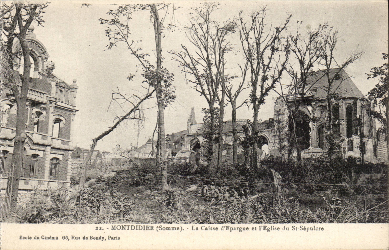 Montdidier CPA La Caisse d'Epargne et l'egluse du St Sepulcre