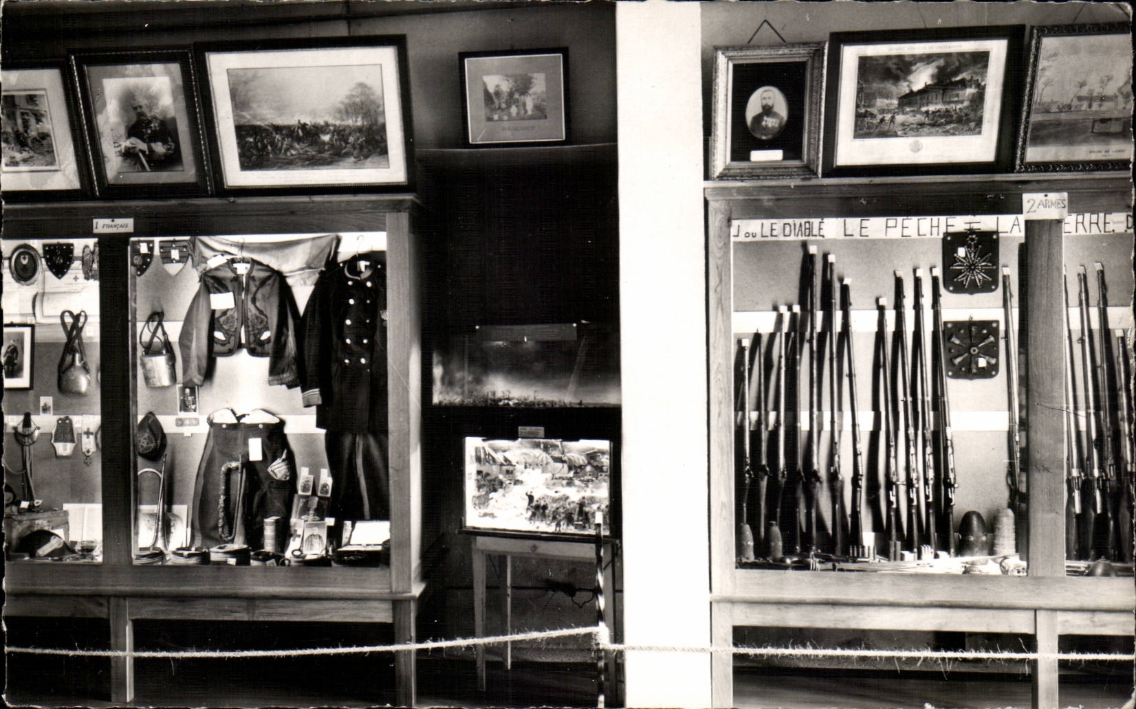 Loigny-la-Bataille — Musée — Vitrine des Français, dioramas, armes