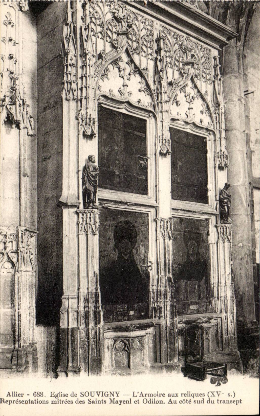 Souvigny CPA Armoire aux reliques Representations des Saints Mayenl et Odilon Au cote sud du transept