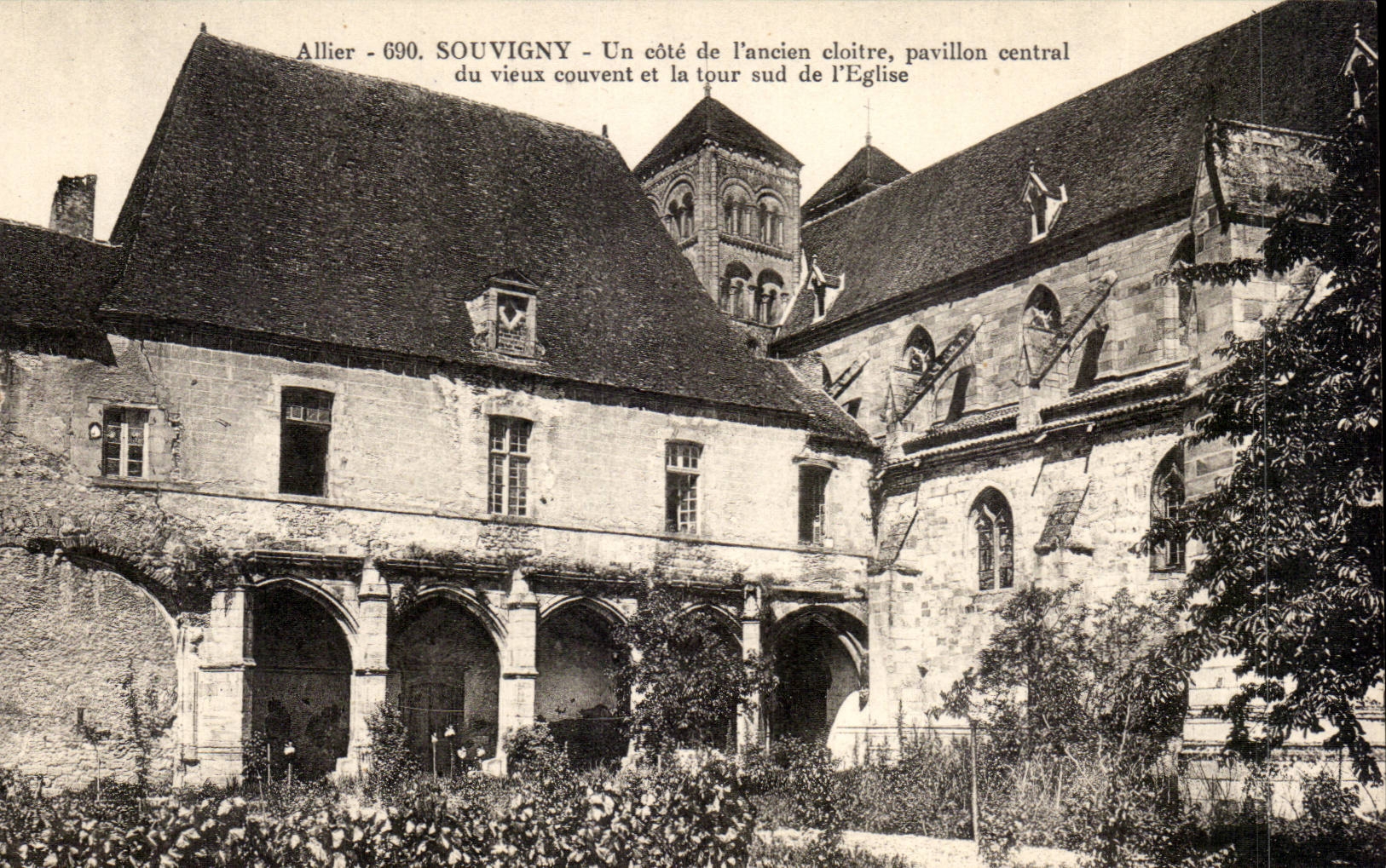 SOUVIGNY - Un côté de l'ancien cloître, pavillon central du vieux couvent et la tour sud de l'Église — Allier - 690