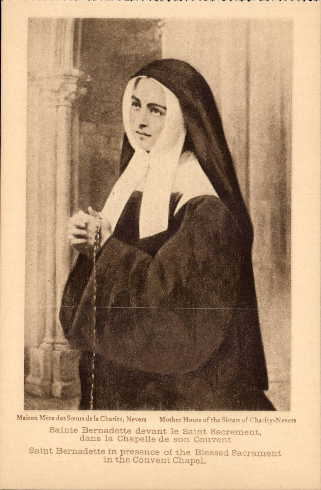 CPA Nevers Saint Bernadette devant le saint sacrement dans la chapelle de son couvent