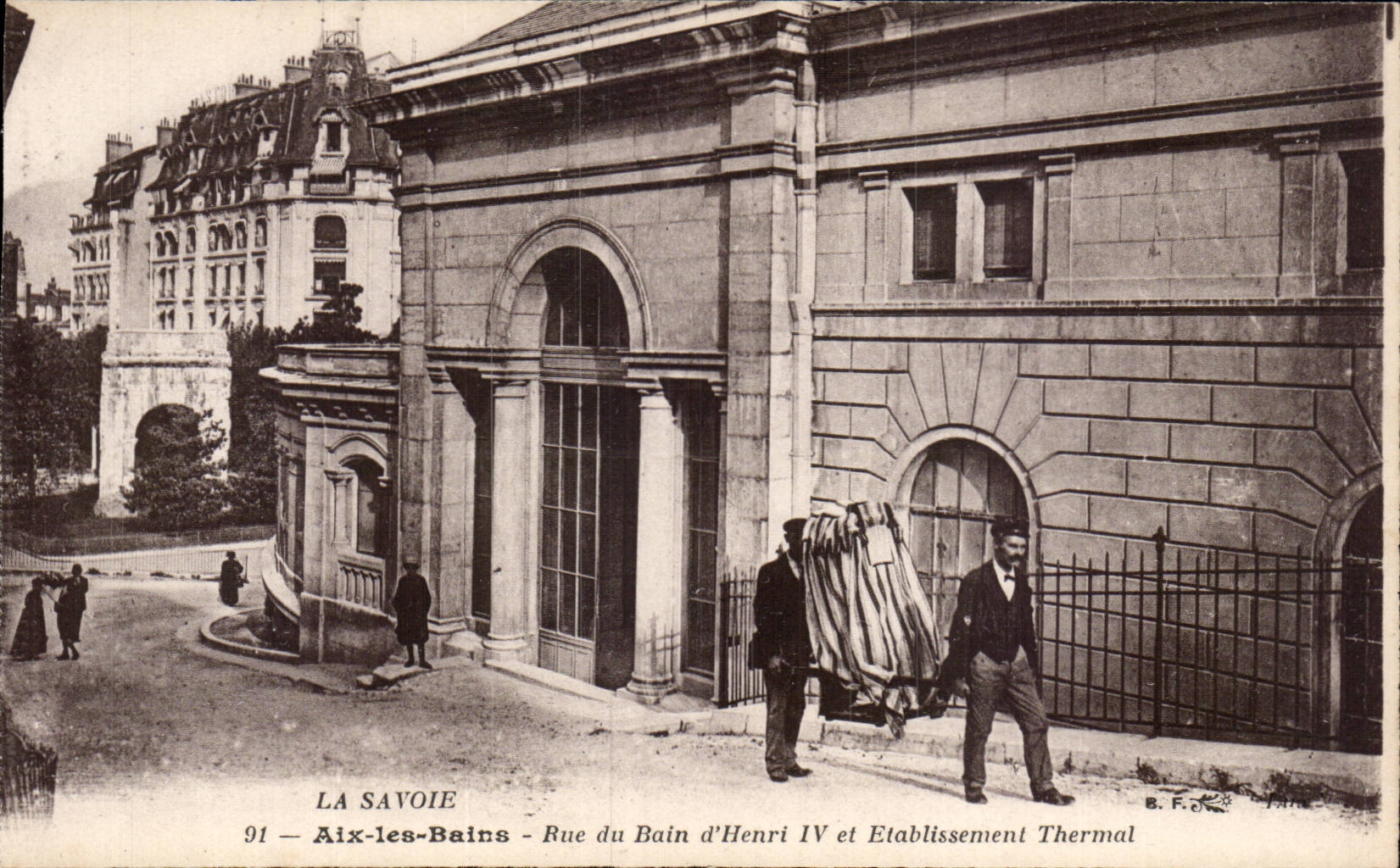 Aix les Bains - Rue du Bain d'Henri IV et Etablissement Thermal - Porteur a Chaise - CPA 