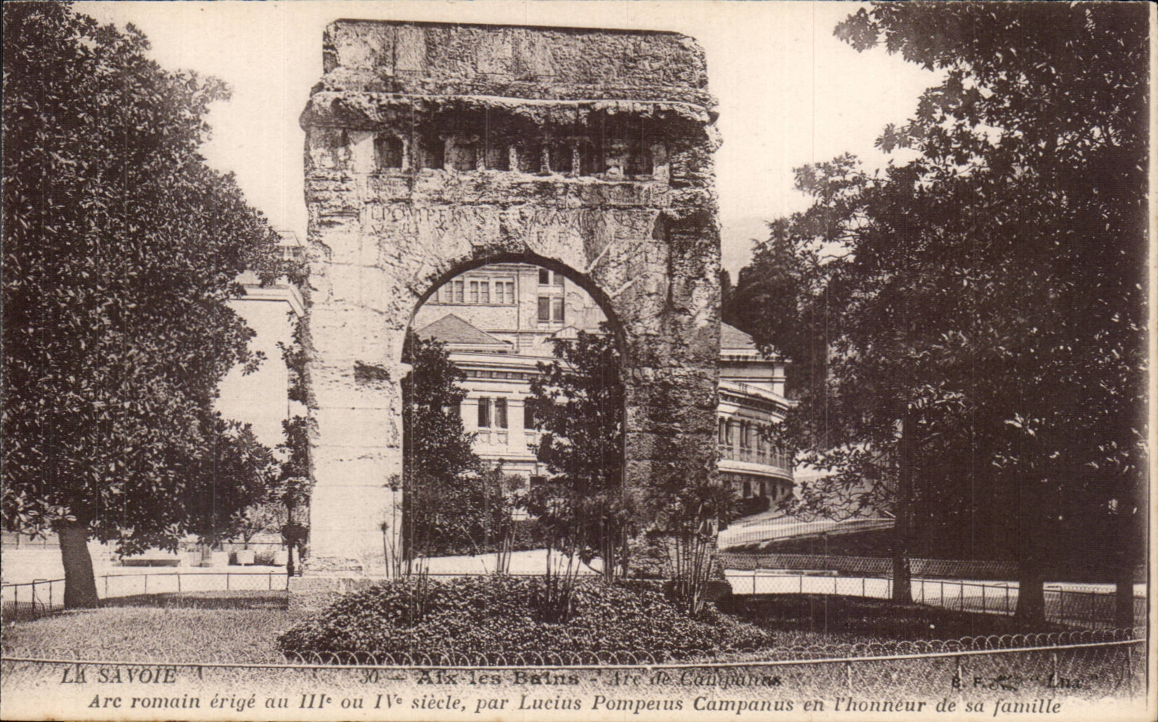 Arc romain à Aix-les-Bains — érigé au IIIe ou IVe siècle par Lucius Pompeius Campanus — éditeur A.R. Lnc.