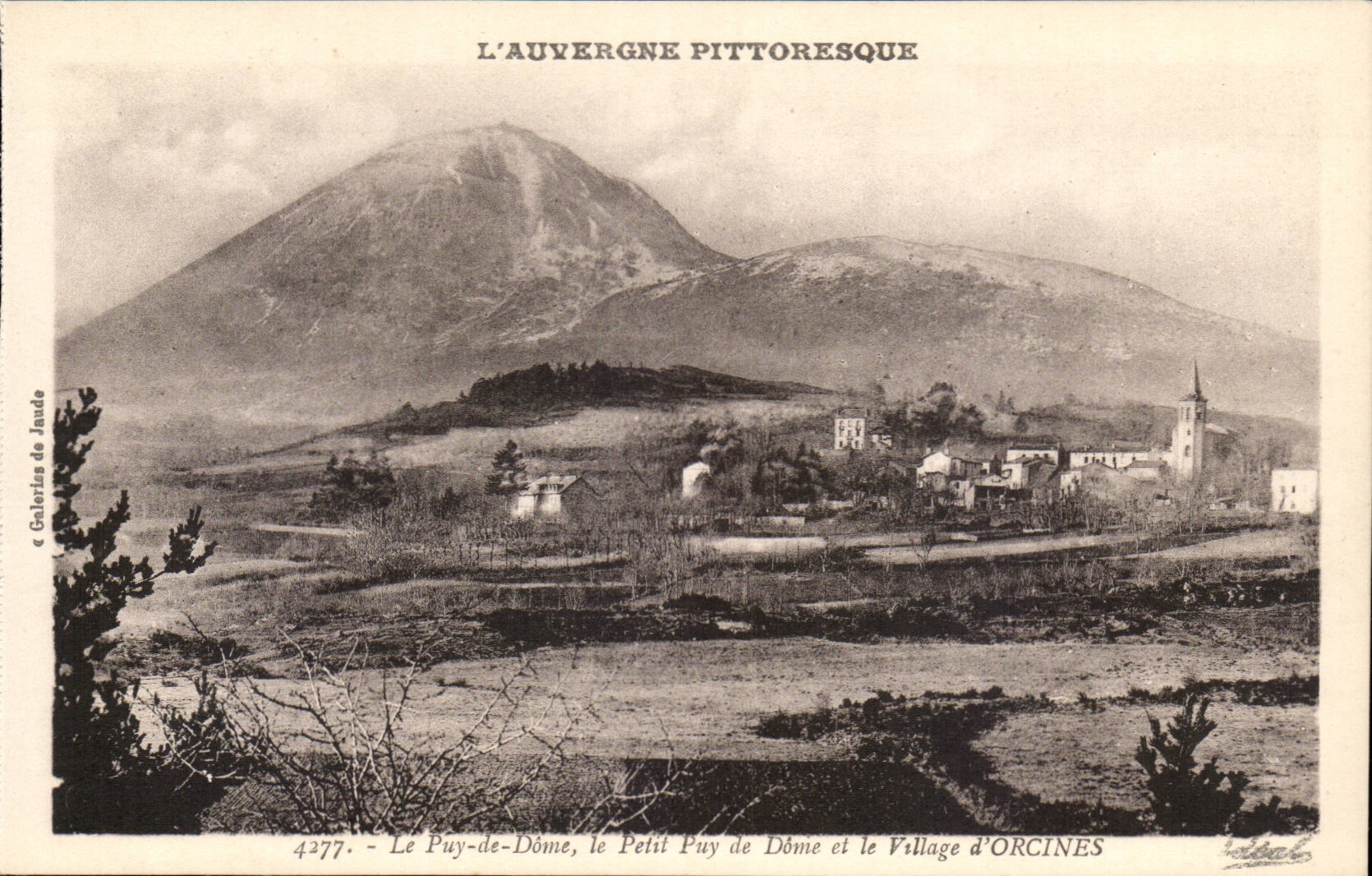 Orcines - le Petit Puy de Dome et le Village - CPA 