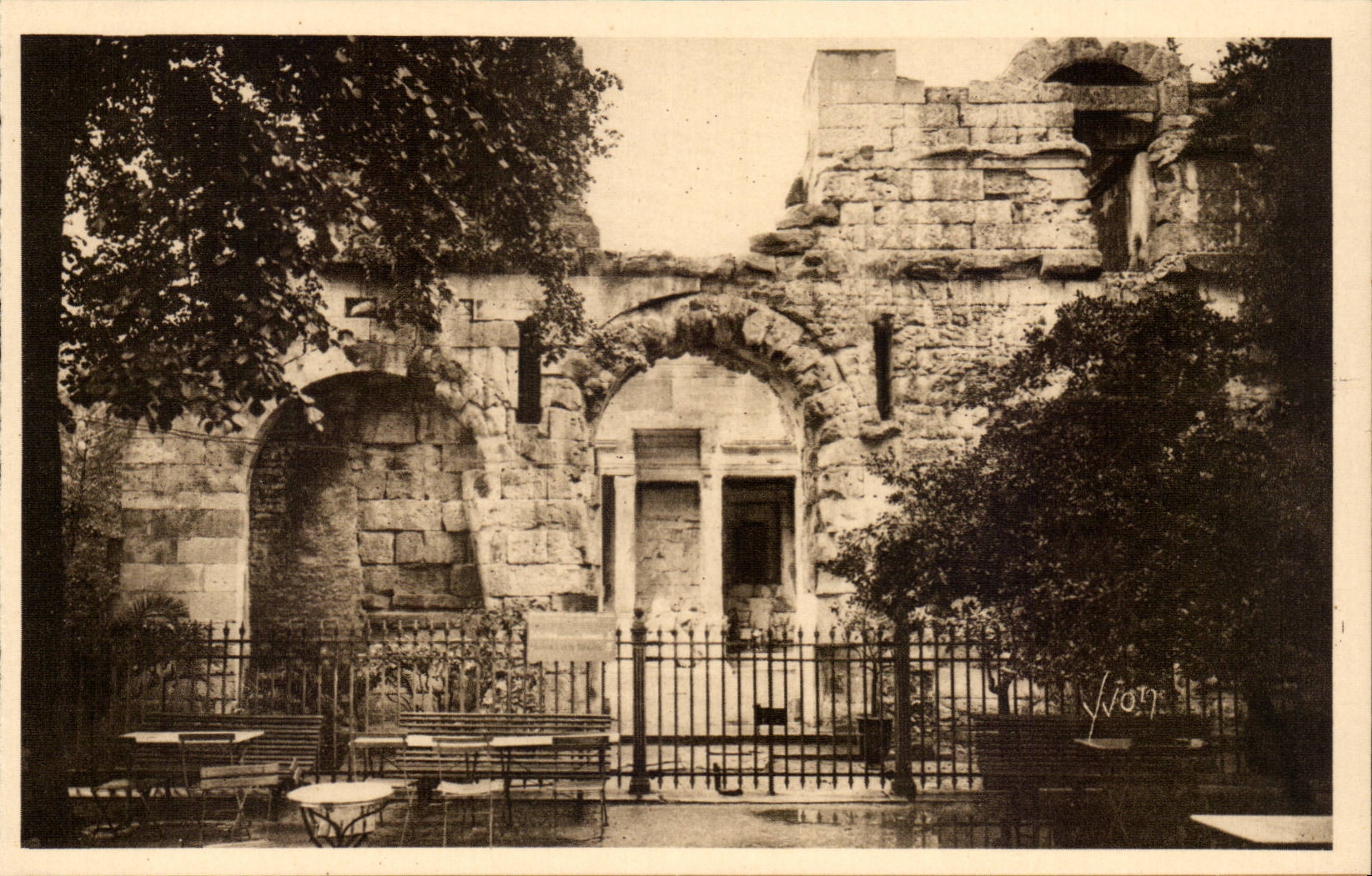Nîmes (Gard) — Jardin de la Fontaine - Le Temple de Diane — Éditions d'Art Yvon, Paris
