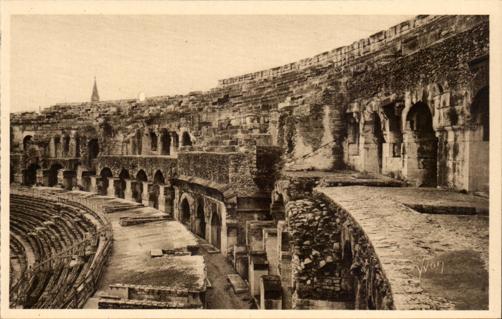 Nîmes (Gard) — Das Innere der Arenen — Galerien und Treppen — Éditions d'Art Yvon