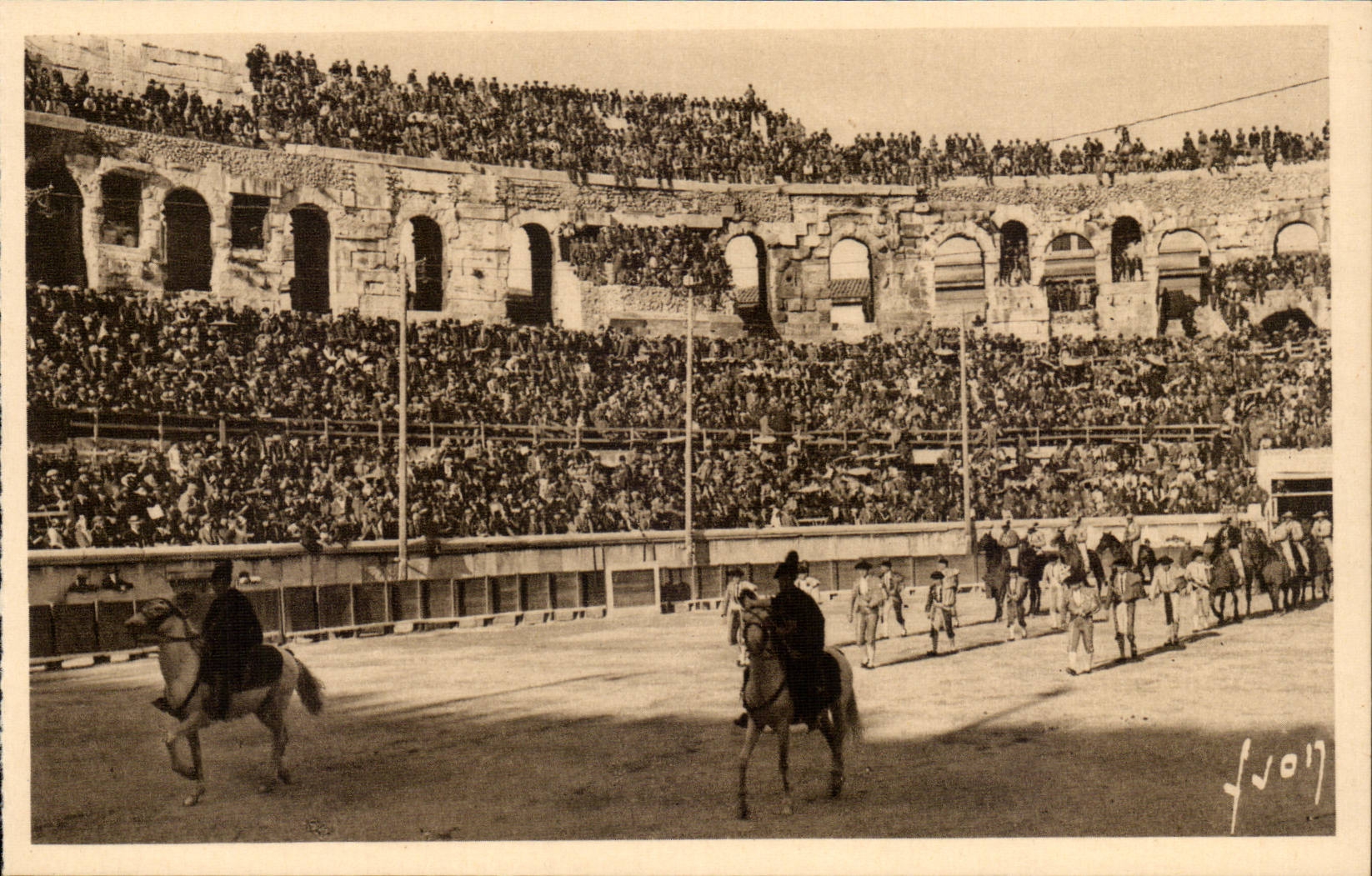 Nimes - Les Arenes un jour de Corrida -Le Paseo - CPA 