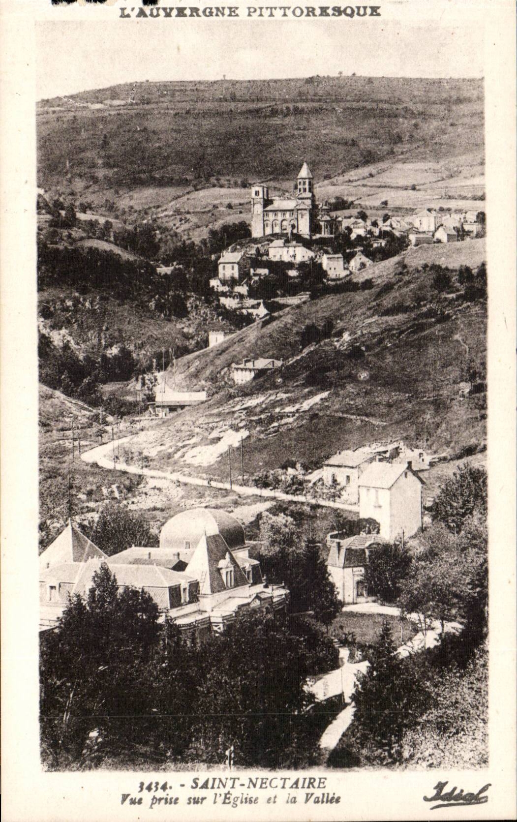 Saint-Nectaire — Vue prise sur l'Église et la Vallée — Éditeur 'Idéal' n° 3434