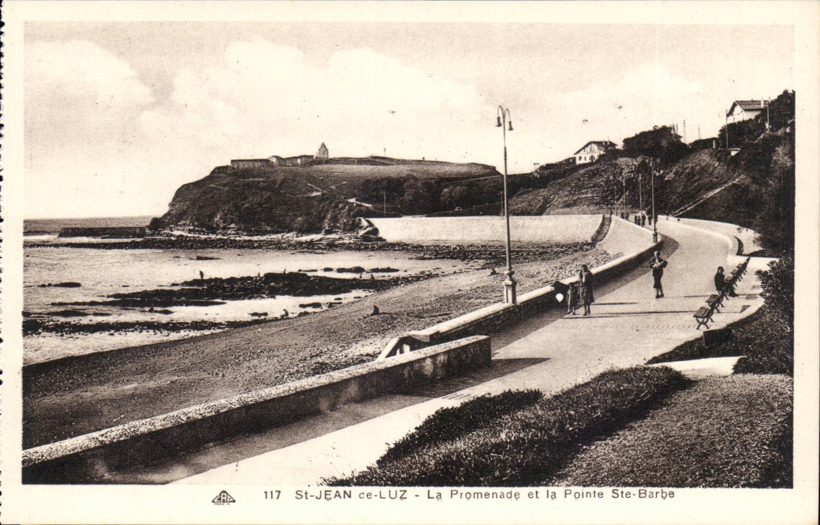 St-JEAN-CE-LUZ - La Promenade et la Pointe Ste-Barbe — CPA n°117, éditeur A.P.A.