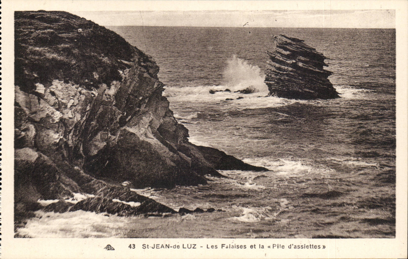 St-Jean-de-Luz — The Cliffs and the « Pile d'assiettes » — C° Alacianonne des Arts Photomécaniques, Biarritz