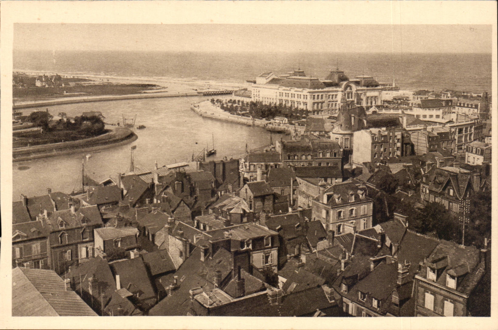 TROUVILLE, la Reine des Plages — Le Casino, l'Embouchure de la Touques — Éditeur : Cartes "La Gigogne", 25 Avenue de la République, Deauville