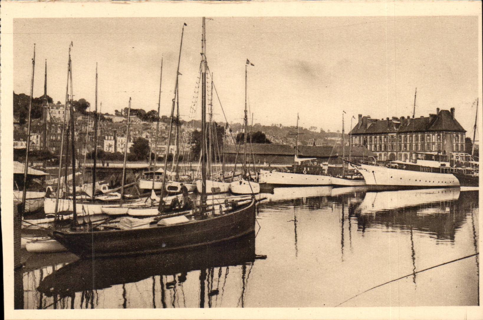 Deauville, le Bassin des Yachts — La Plage Fleurie — Cartes 'La Cigogne', n°17
