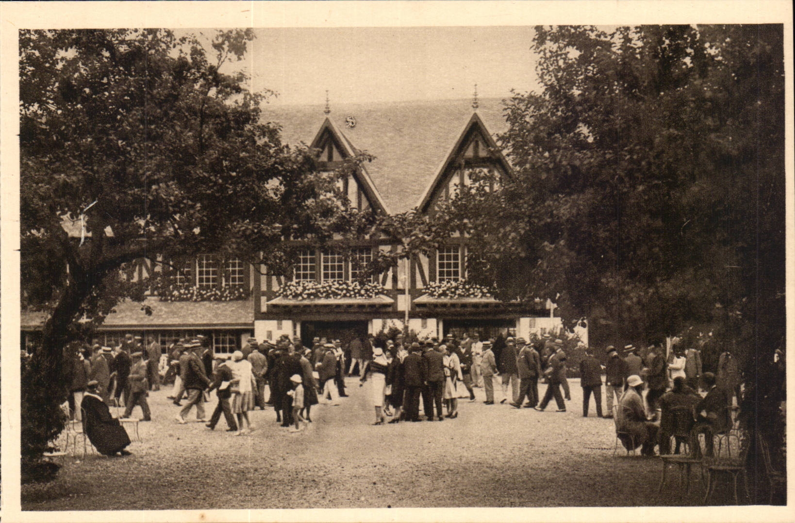 Deauville, la Plage Fleurie — Hippodrome de Clairefontaine — Cartes 'La Cigogne', Deauville
