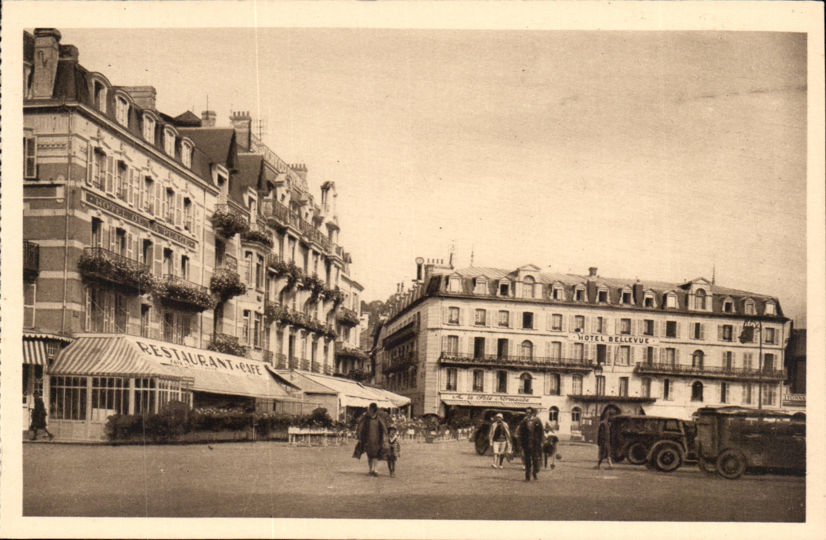 Trouville - La Reine des Plages - Place du Casino CPA 