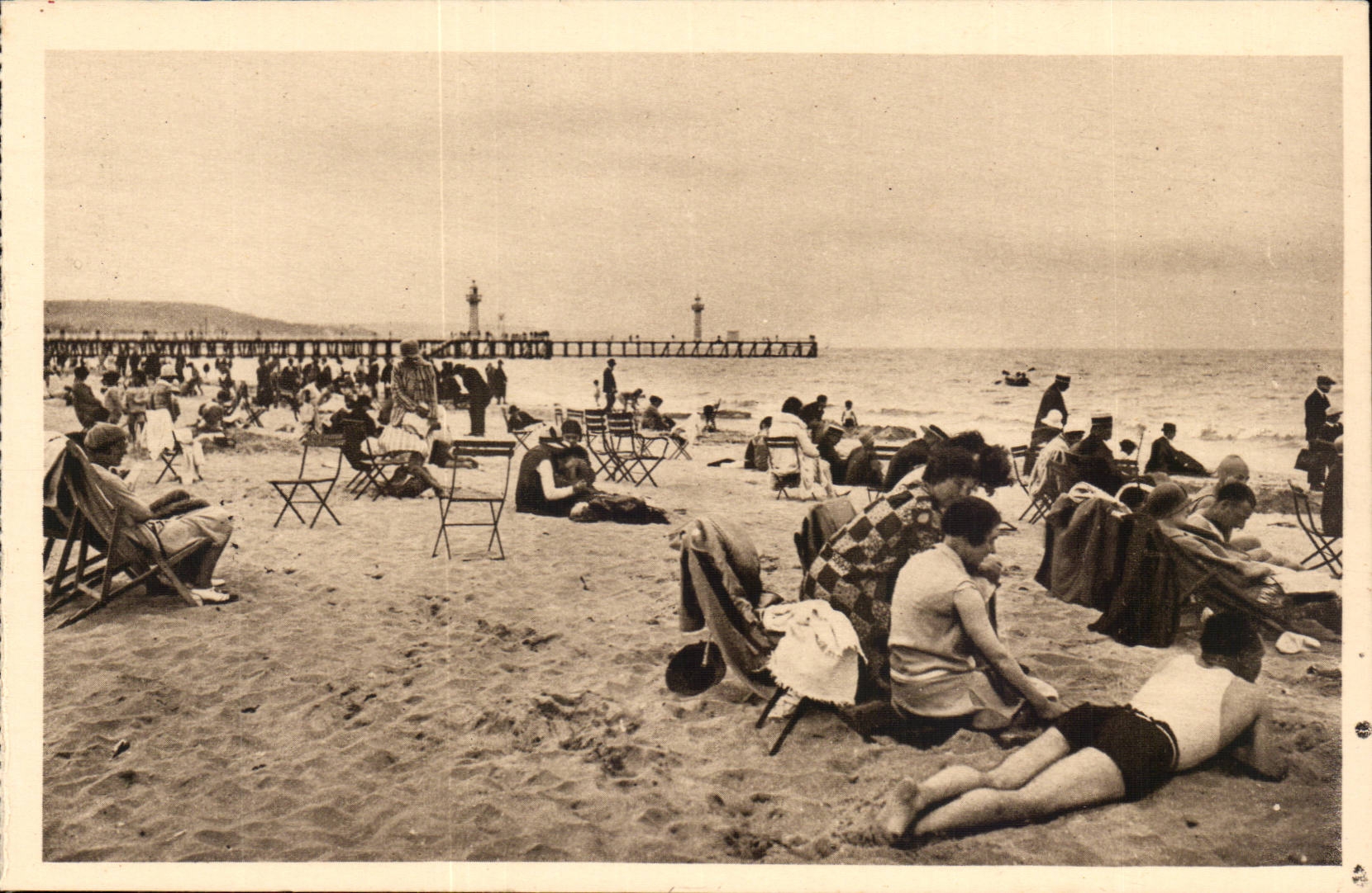 Trouville - La Reine des Plages - La Plage CPA 
