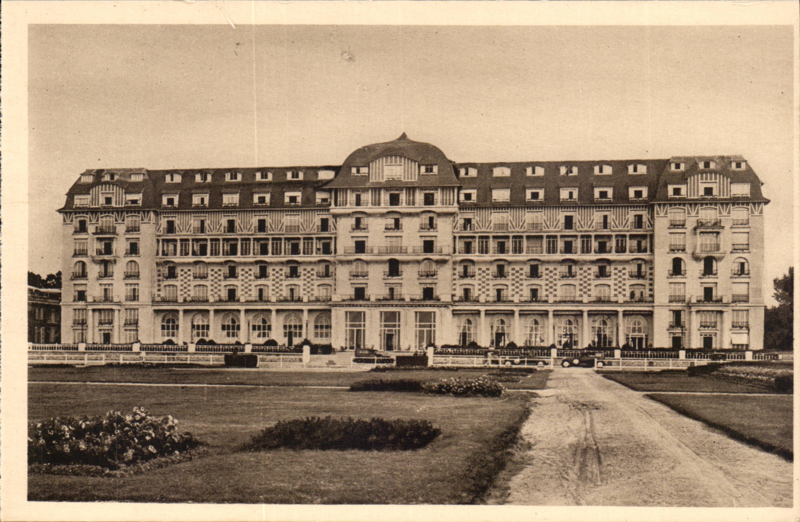 Deauville, la Plage Fleurie — Hôtel Royal — G. Wybo, architecte