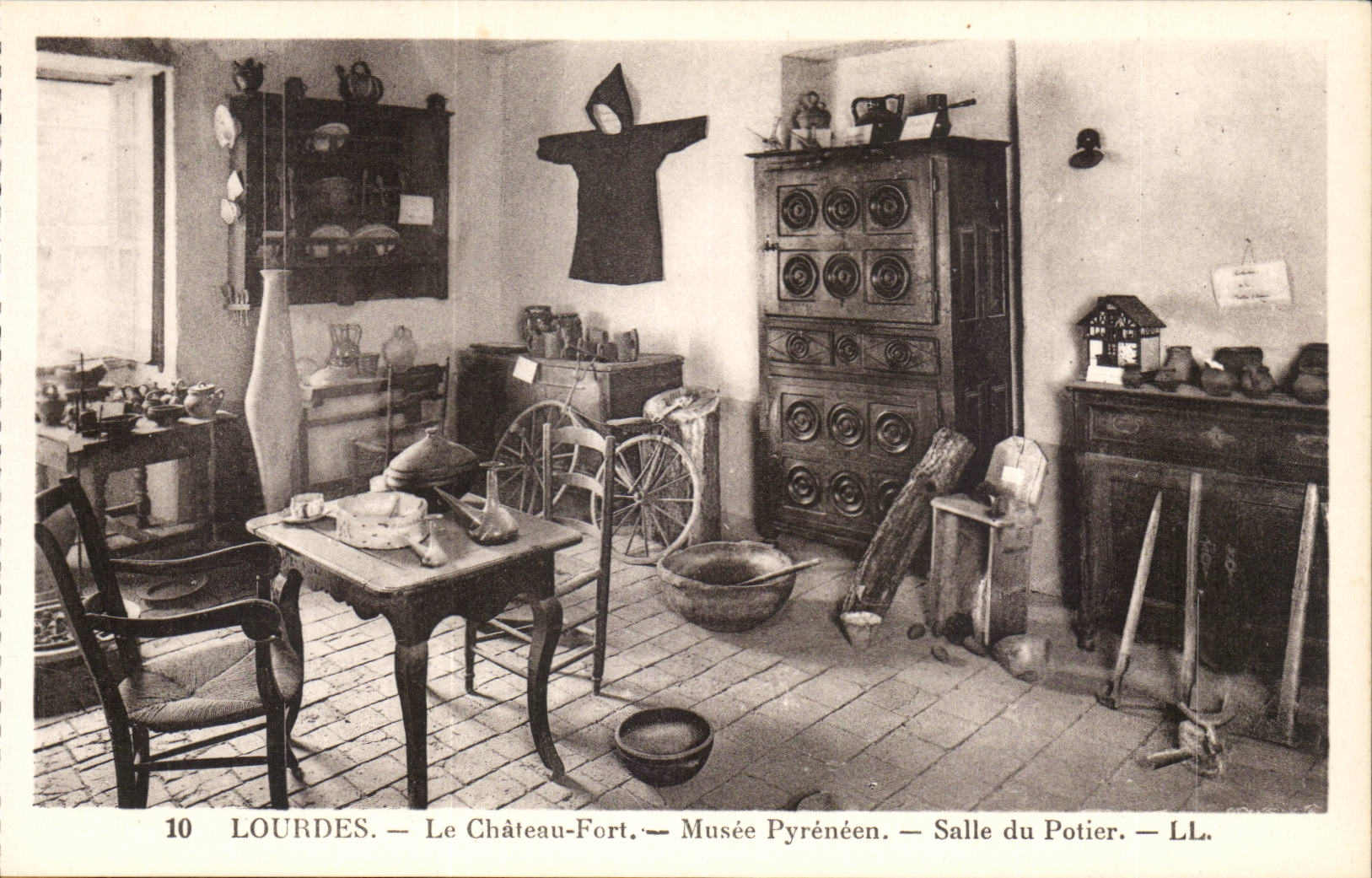 Lourdes - Le Chateau Fort - Salle du Potier - Musee Pyreneen - CPA 