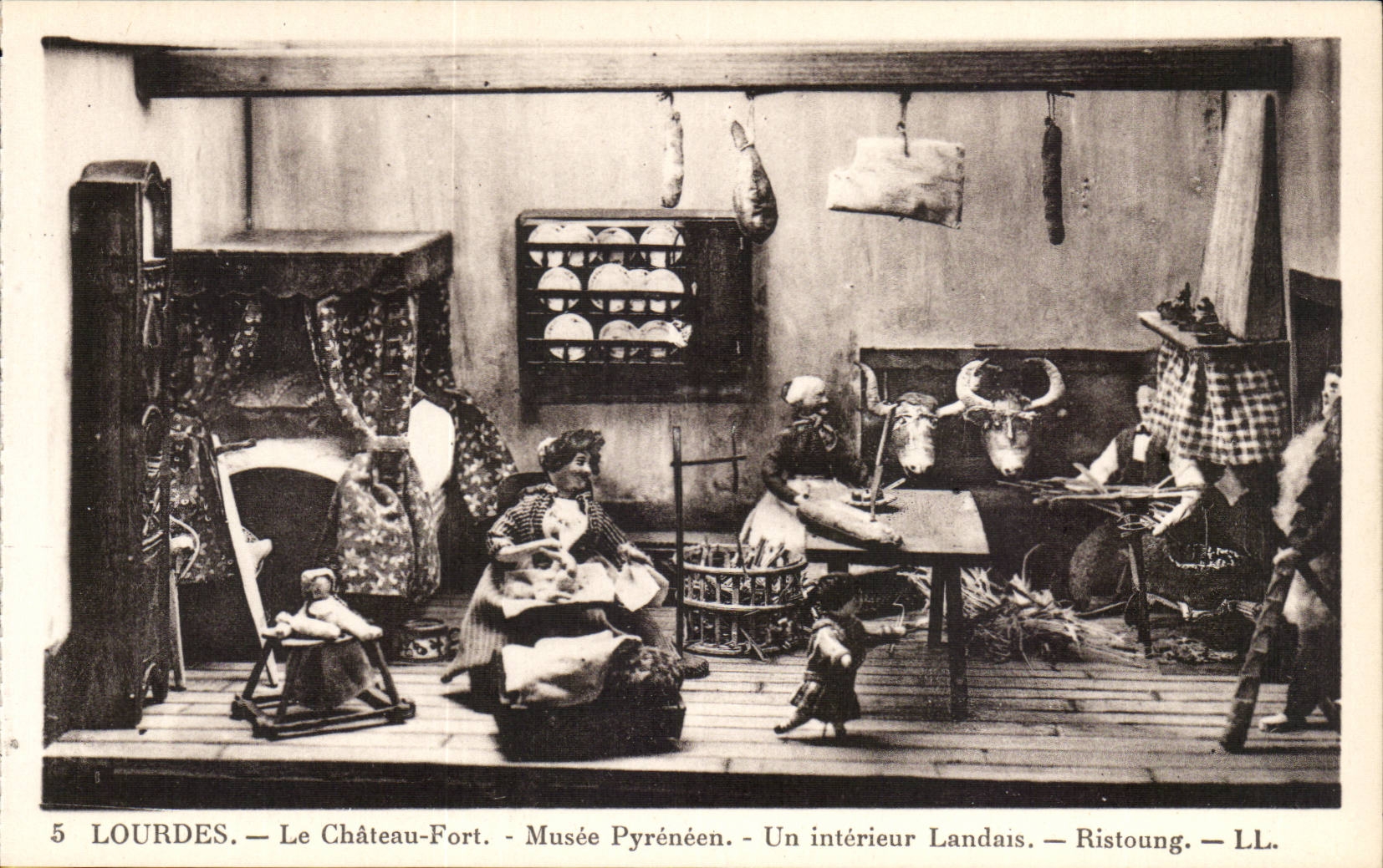 Lourdes — Le Château-Fort — Musée Pyrénéen — Un intérieur Landais — Ristoung — LL.