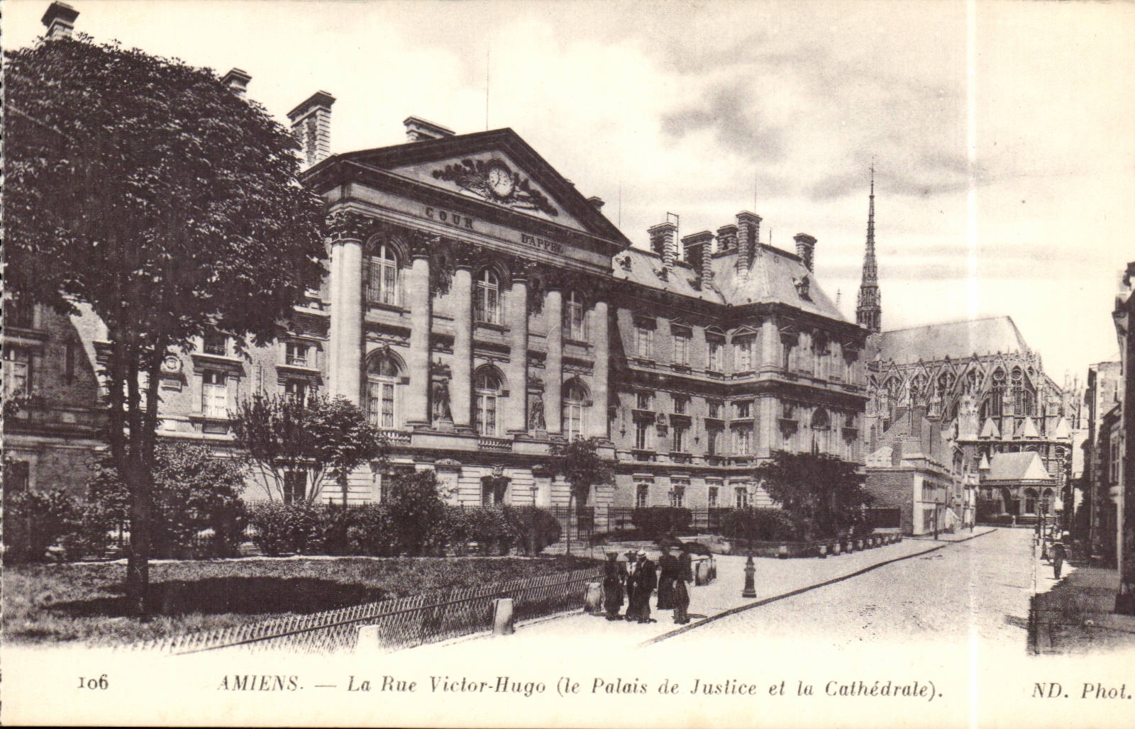 Amiens - La Rue Victor Hugo - Le Palais de Justice et la Cathedrale - CPA 