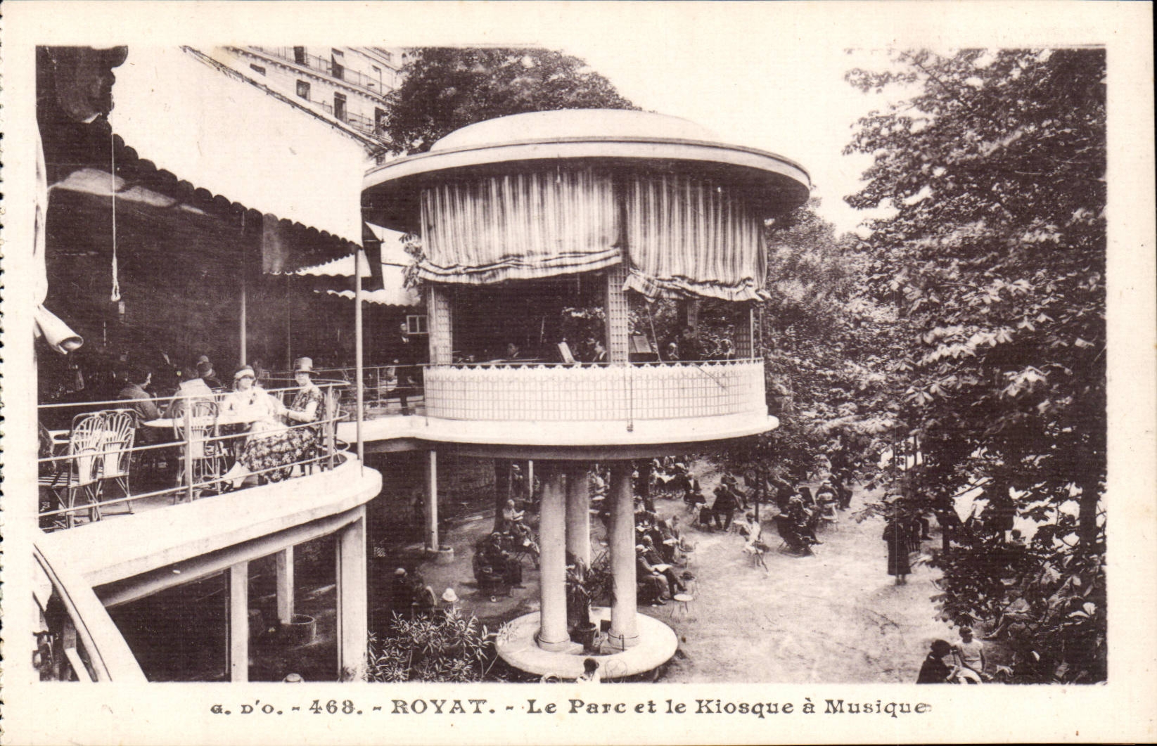 Royat CPA Le parc et le kiosque a musique