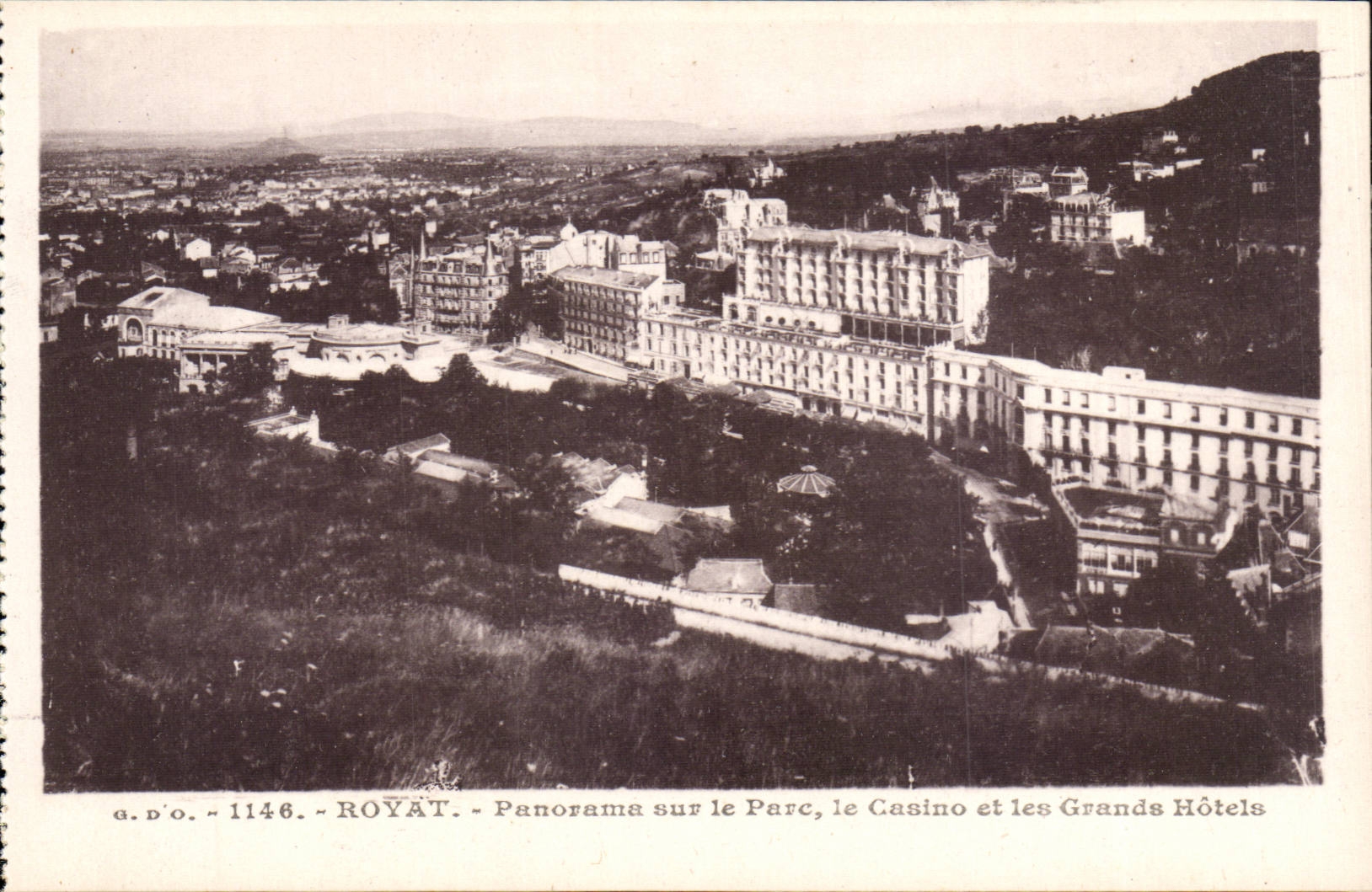 Royat - Panorama sur le Parc, le Casino et les Grands Hôtels — g.d.o. n°1146