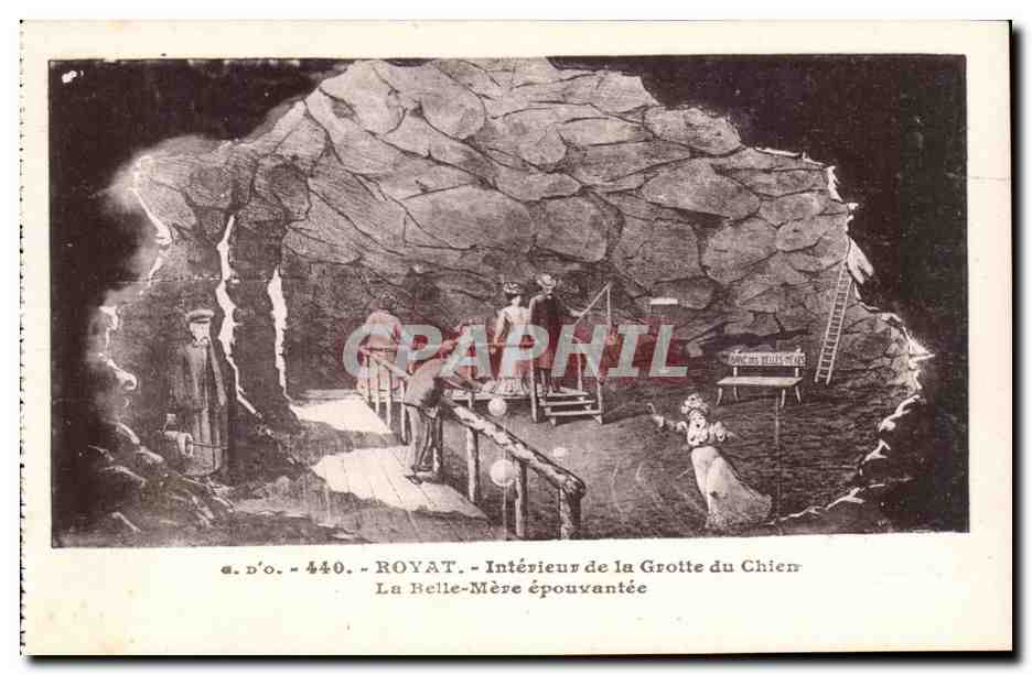 CPA Royat Interieur de la grotte du chien La belle mere epouvantee