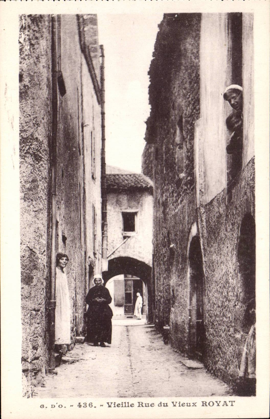 CPA Royat Vieille rue Femmes Animee