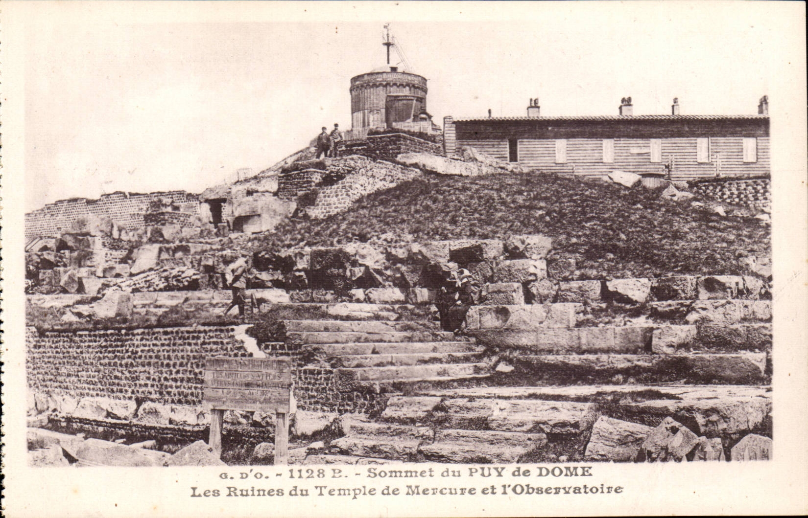 Les Ruines du Temple de Mercure et l'Observatoire — Sommet du PUY de DOME — g.d'o. - 1128 E.
