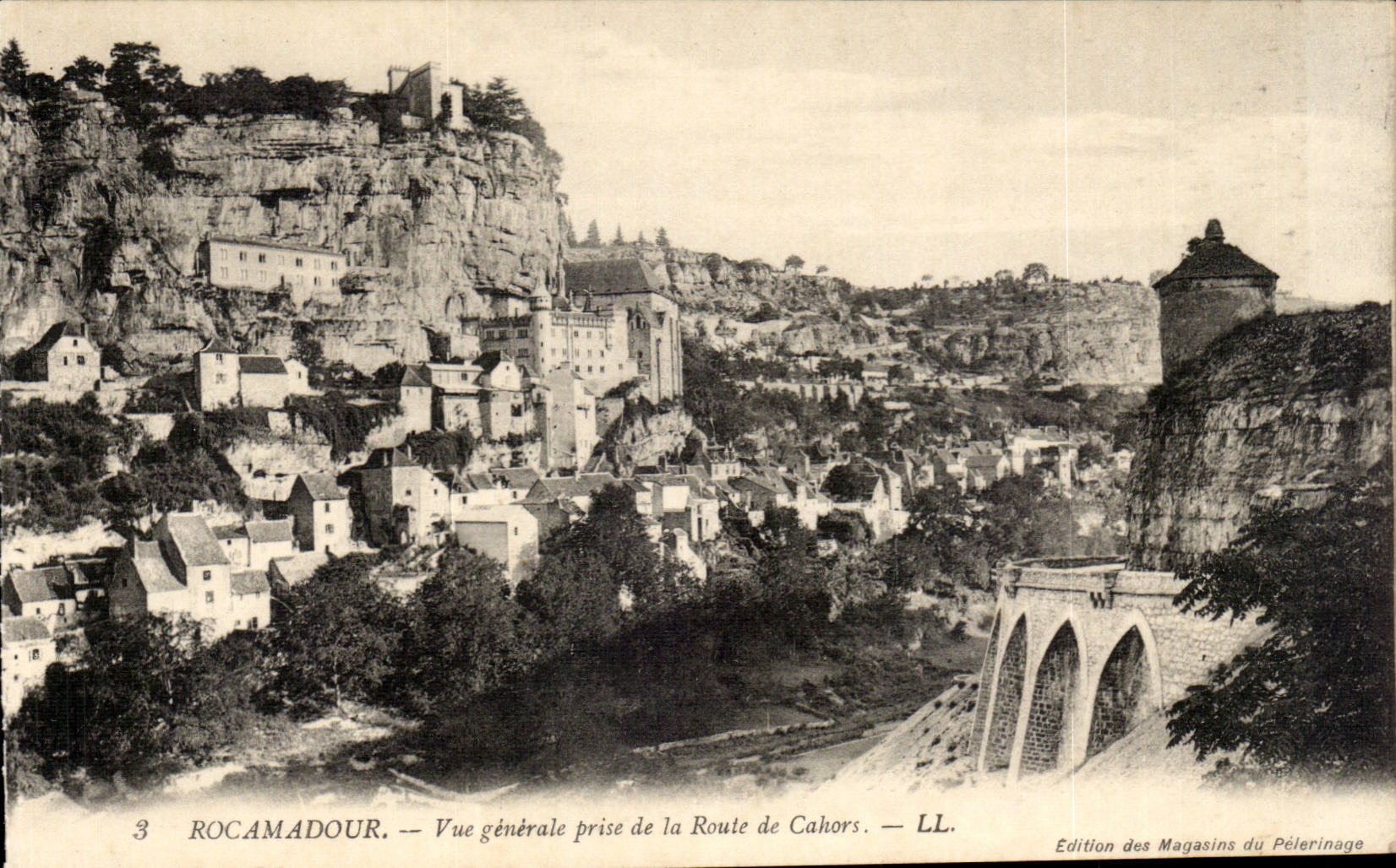 Rocamadour — Vue générale prise de la Route de Cahors — Édition des Magasins du Pèlerinage