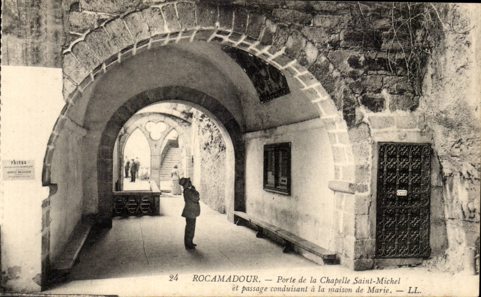 Rocamadour — Porte de la Chapelle Saint-Michel et passage conduisant à la maison de Marie — LL.
