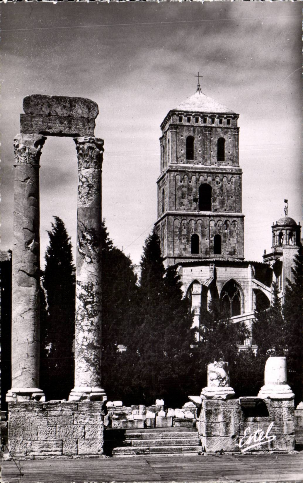 Arles — Les Colonnes du Théâtre antique et la Cathédrale St-Trophime — Éditions de Luxe Lavelle & Cie