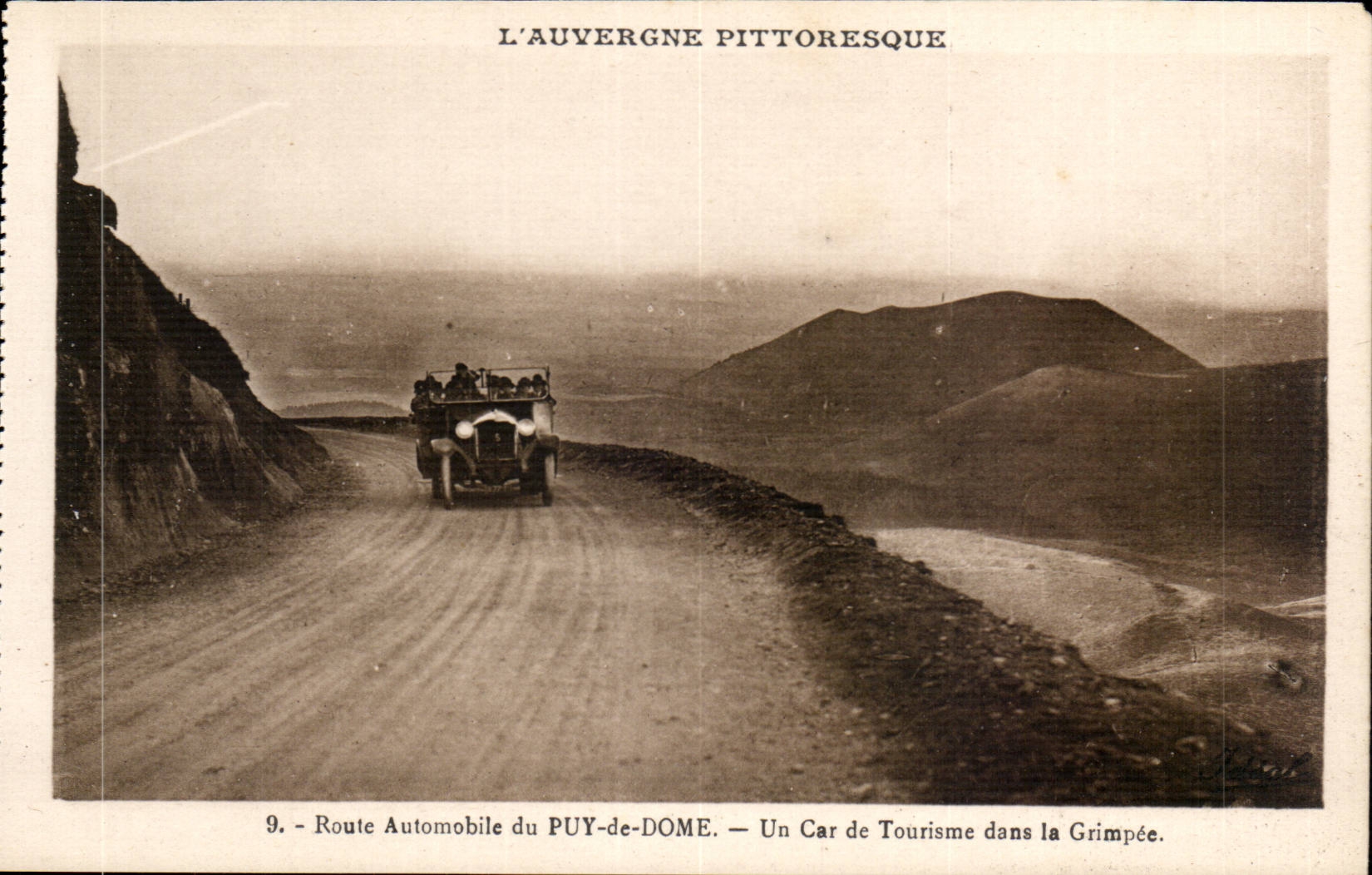Route Automobile du PUY-de-DOME — Un Car de Tourisme dans la Grimpée — Béguin, Avon, J.-B. Rutoi - Viéchy