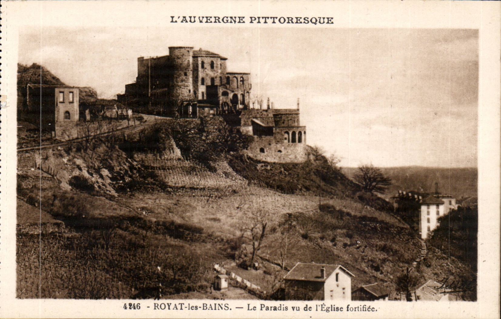 Royat-les-Bains — Le Paradis vu de l'Église fortifiée — L'Auvergne pittoresque
