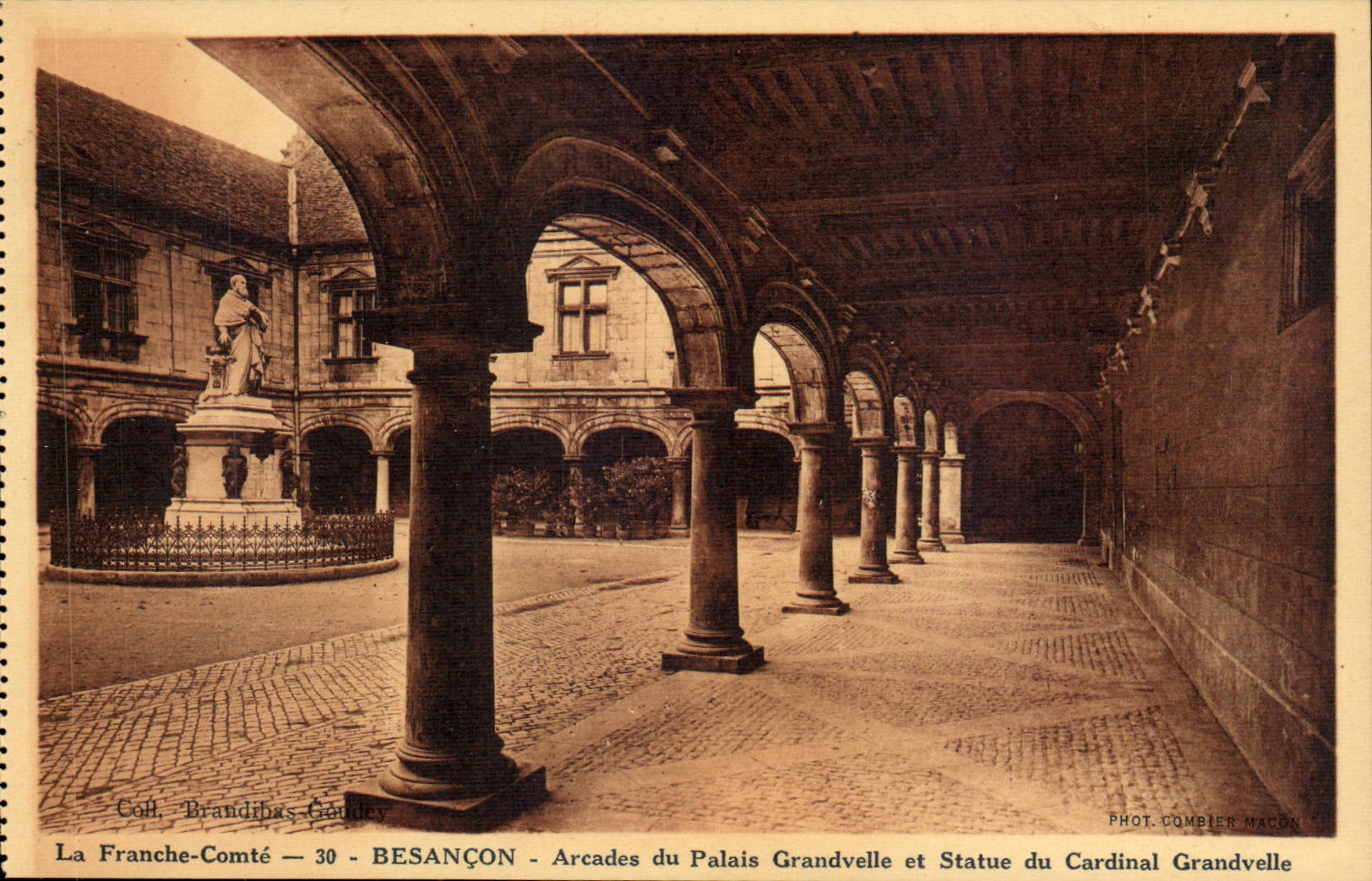 BESANÇON - Arcades du Palais Grandvelle et Statue du Cardinal Grandvelle — Phot. Combier Macon