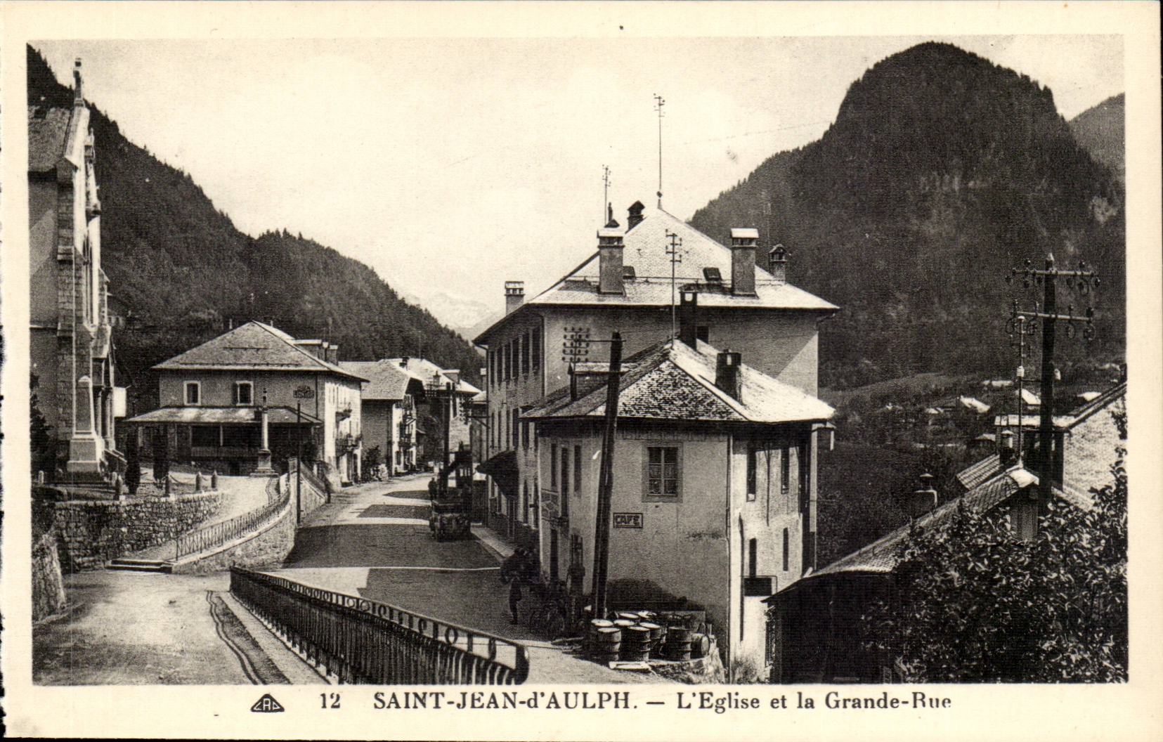 Saint Jean d'Aulph - L'Eglise et la Grande Rue - CPA 