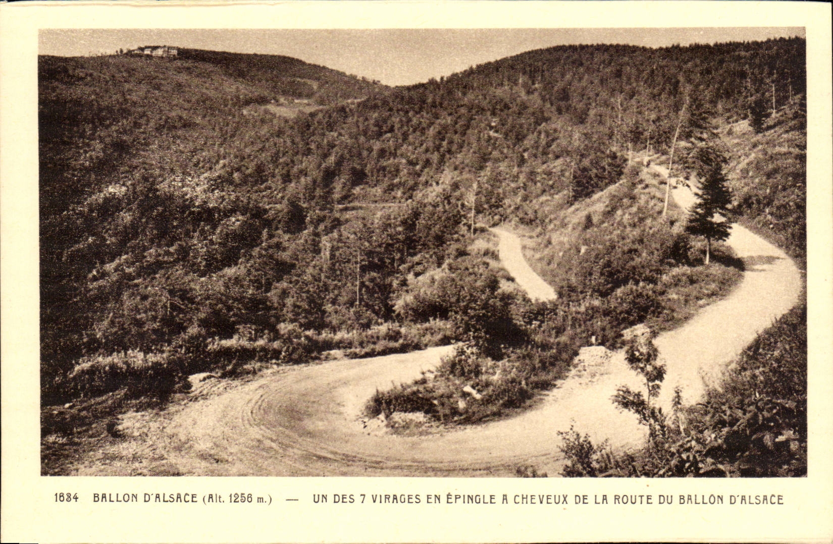 Ballon d'Alsace (Alt. 1256 m.) — Un des 7 virages en épingle à cheveux de la route du Ballon d'Alsace
