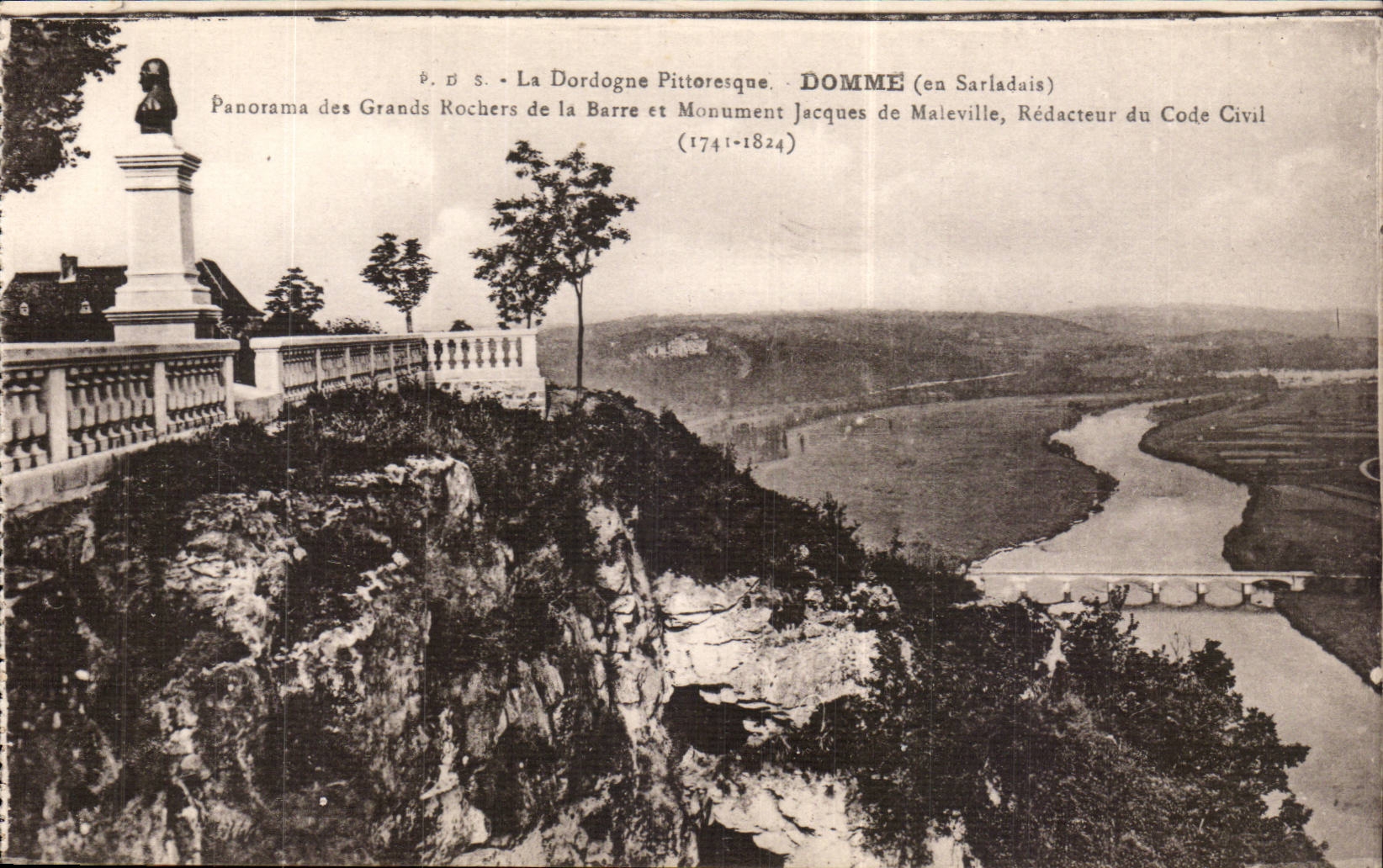 Dommé (en Sarladais) — Panorama des Grands Rochers de la Barre et Monument Jacques de Maleville, Rédacteur du Code Civil (1741-1824)