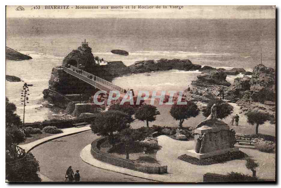 Biarritz - Monument aux Morts et le Rocher de la Vierge - - CPA 