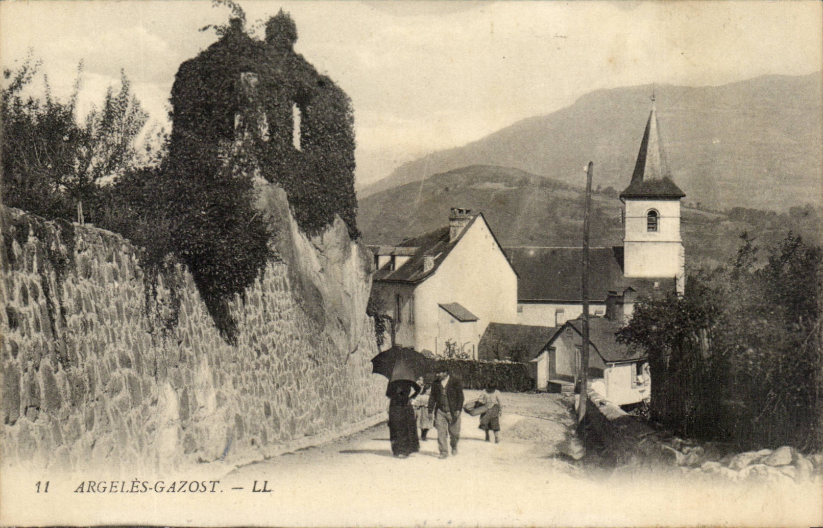 Argelès-Gazost — vue de la rue avec église et ruines — LL, n°11